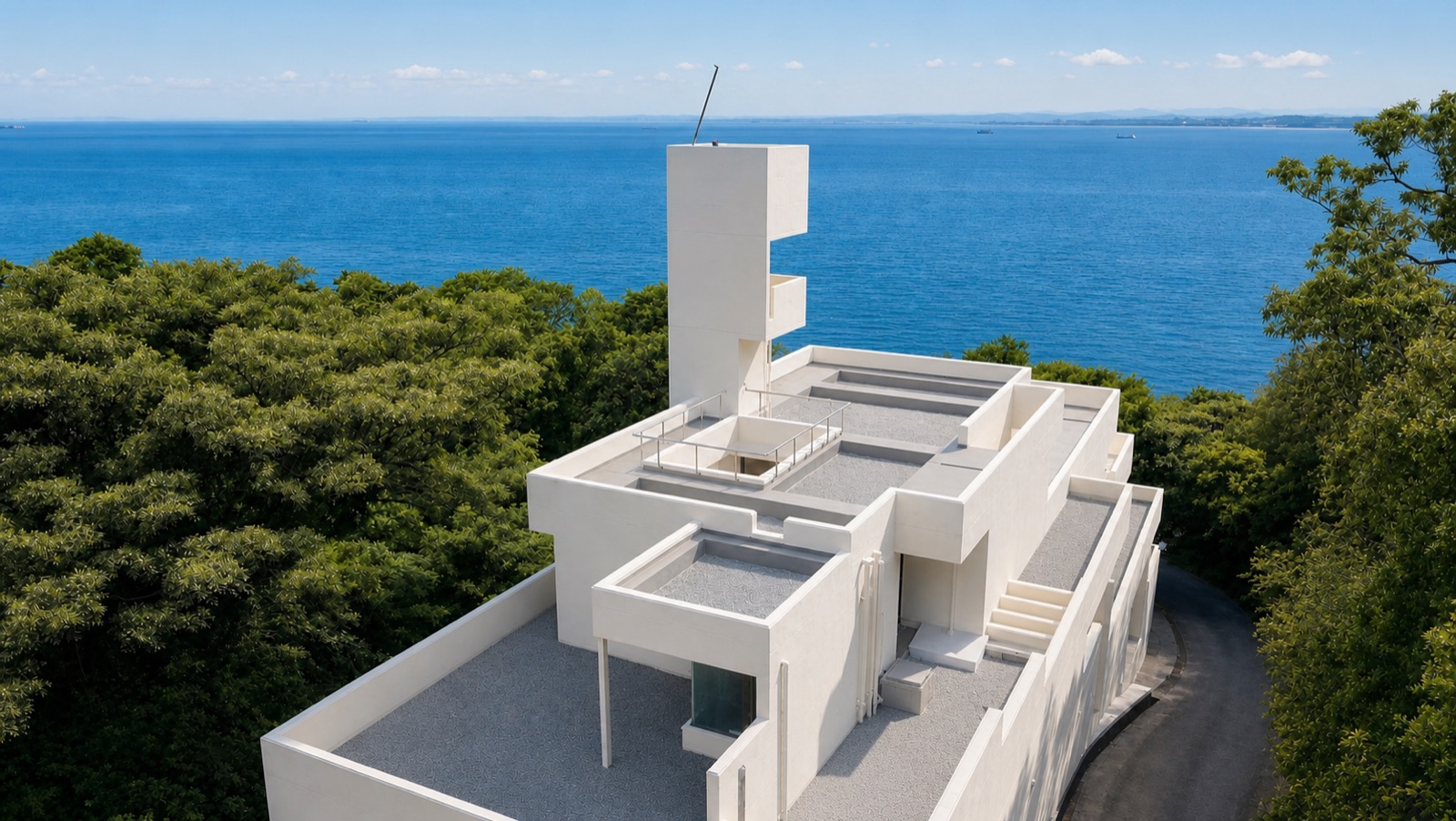 山林に囲まれた VILLA BLANC と海