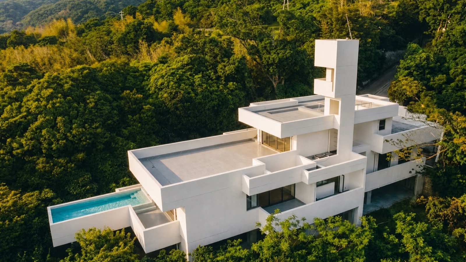 从空中俯瞰 Villa Blanc 与山林