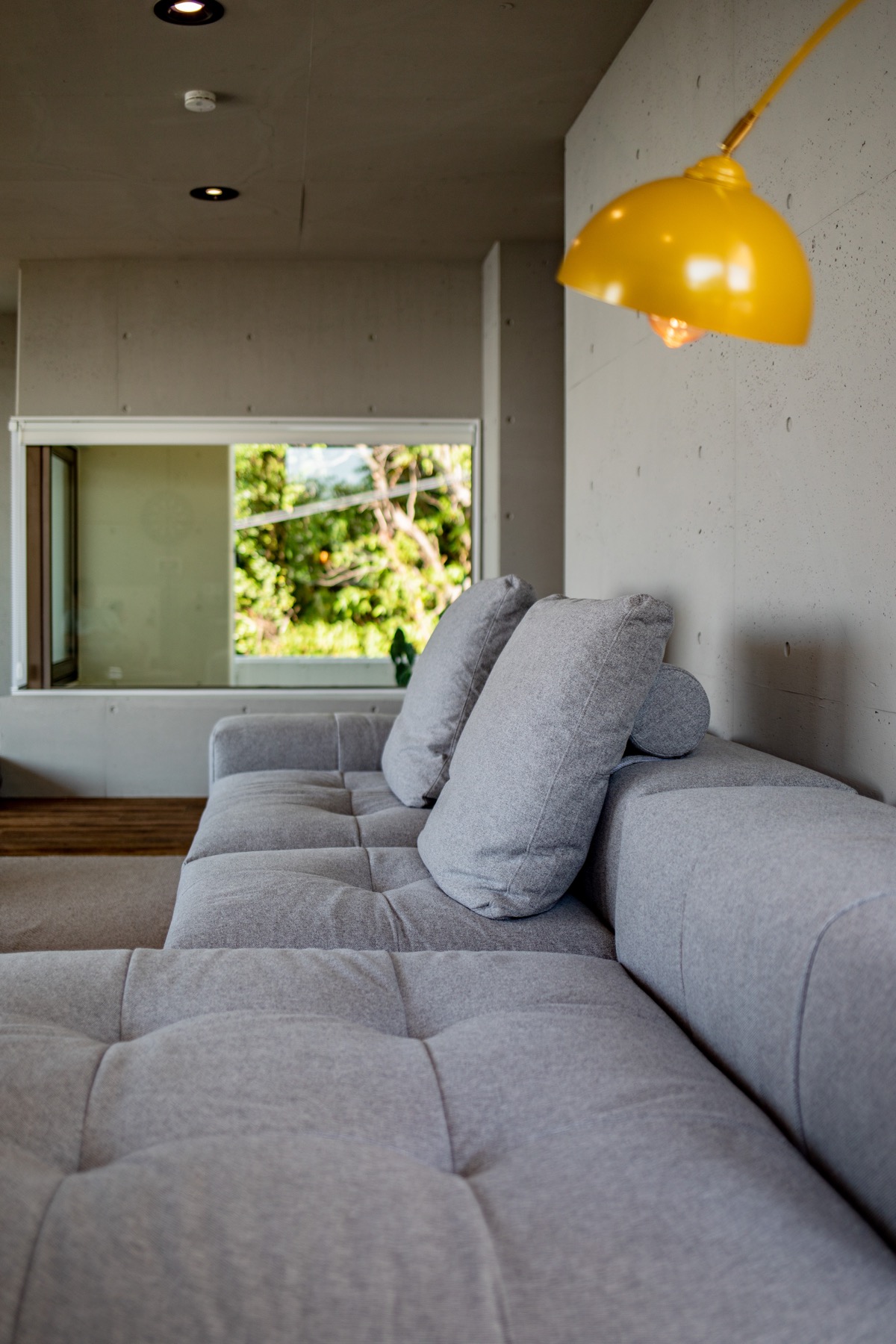 Villa Blanc 客厅沙发与灯